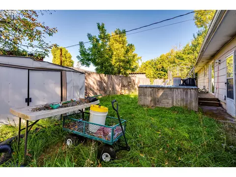 Exterior - 930 25th Pl, Springfield, OR 97477 photo 1 of 3