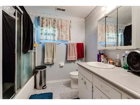Bath - 930 25th Pl, Springfield, OR 97477 photo 1 of 1