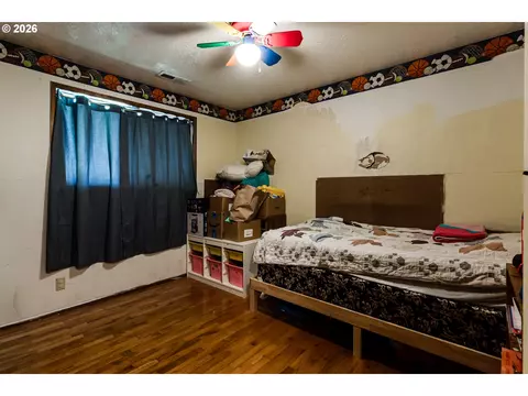 Bedroom - 930 25th Pl, Springfield, OR 97477 photo 3 of 3