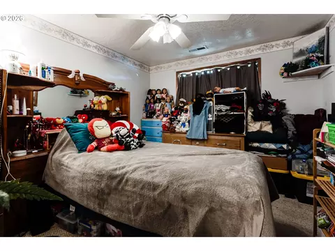 Bedroom - 930 25th Pl, Springfield, OR 97477 photo 1 of 3