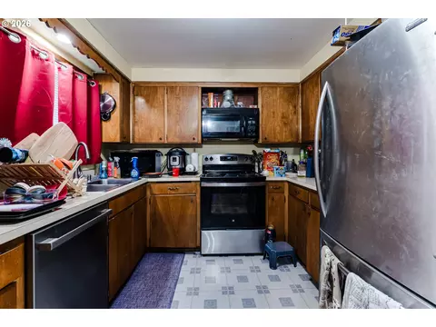 Kitchen - 930 25th Pl, Springfield, OR 97477 photo 2 of 3
