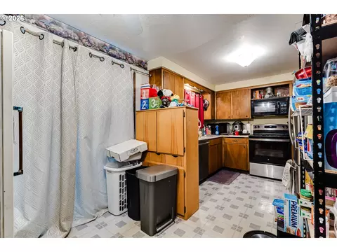 Kitchen - 930 25th Pl, Springfield, OR 97477 photo 1 of 3