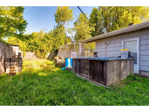 Exterior - 930 25th Pl, Springfield, OR 97477 photo 3 of 3