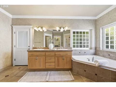 Bath - 3333 Riverplace Dr, Eugene, OR 97401 photo 2 of 6