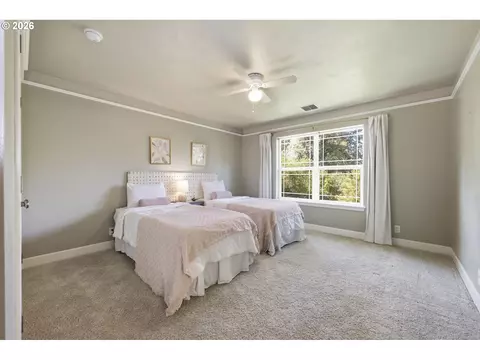 Bedroom - 3333 Riverplace Dr, Eugene, OR 97401 photo 3 of 6
