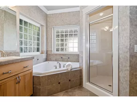 Bath - 3333 Riverplace Dr, Eugene, OR 97401 photo 3 of 6