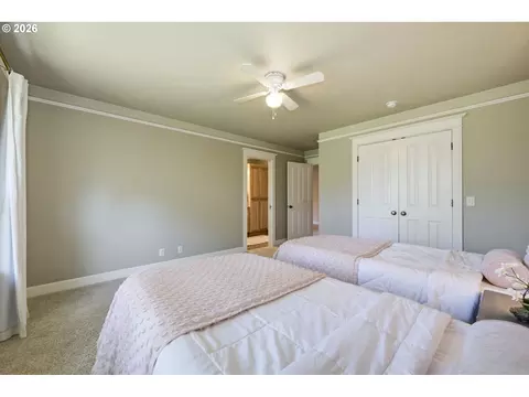 Bedroom - 3333 Riverplace Dr, Eugene, OR 97401 photo 4 of 6
