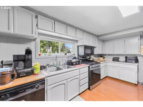 Kitchen - 224 5th St, Dillard, OR 97432 photo 1 of 3