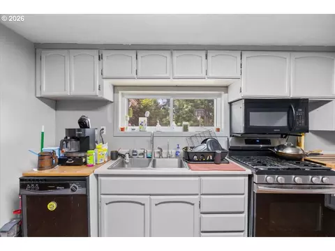 Kitchen - 224 5th St, Dillard, OR 97432 photo 2 of 3