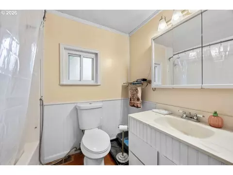 Bath - 224 5th St, Dillard, OR 97432 photo 1 of 1