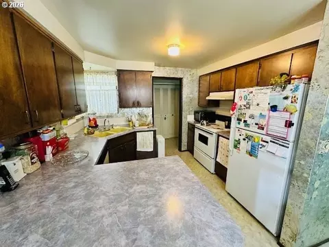 2133 15th St, Springfield, OR 97477 photo 3