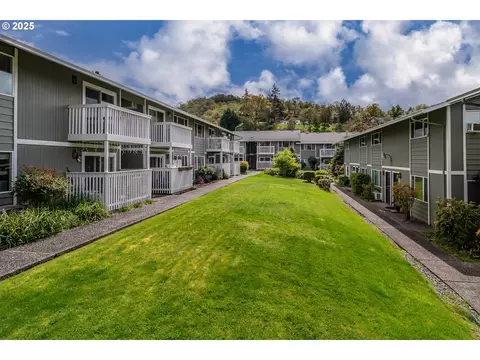 885 NE Sunset St #22, Roseburg, OR 97470