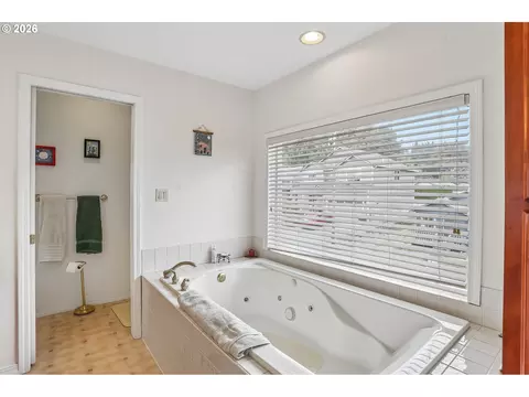 Bath - 220 NW 17th Ave, Camas, WA 98607 photo 1 of 4