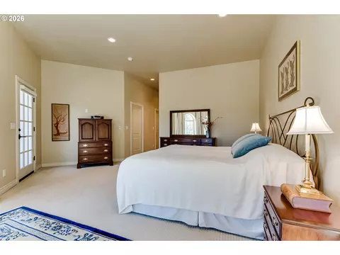 Bedroom - 32825 Kestrel Ln, Eugene, OR 97405 photo 2 of 5