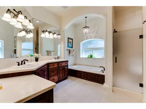 Bath - 32825 Kestrel Ln, Eugene, OR 97405 photo 2 of 4