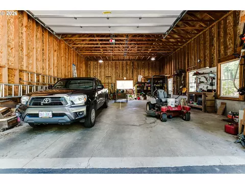 Exterior - 32825 Kestrel Ln, Eugene, OR 97405 photo 4 of 13