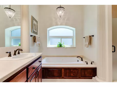 Bath - 32825 Kestrel Ln, Eugene, OR 97405 photo 3 of 4