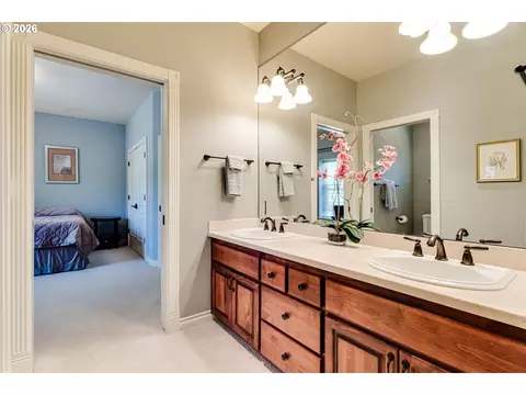Bath - 32825 Kestrel Ln, Eugene, OR 97405 photo 4 of 4