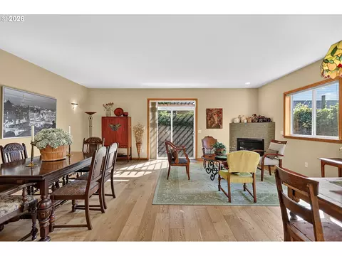 Dining - 1663 5th St, Hood River, OR 97031 photo 1 of 5