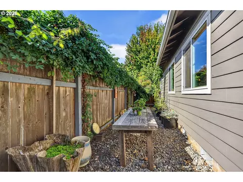 Exterior - 1663 5th St, Hood River, OR 97031 photo 9 of 10