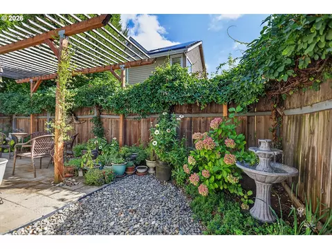 Exterior - 1663 5th St, Hood River, OR 97031 photo 6 of 10