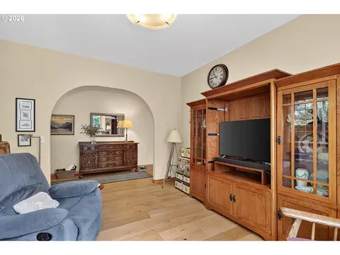 Living - 1663 5th St, Hood River, OR 97031 photo 1 of 2