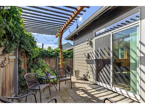 Exterior - 1663 5th St, Hood River, OR 97031 photo 5 of 10