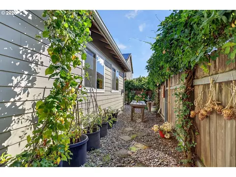 Exterior - 1663 5th St, Hood River, OR 97031 photo 10 of 10