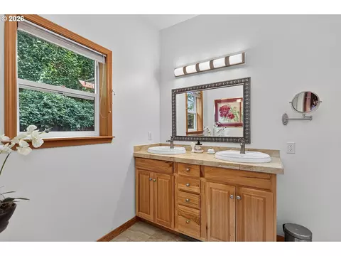 Bath - 1663 5th St, Hood River, OR 97031 photo 2 of 4