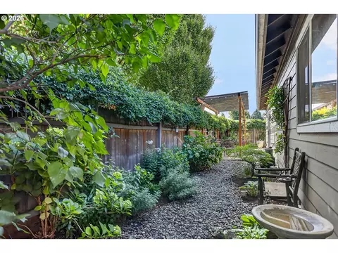 Exterior - 1663 5th St, Hood River, OR 97031 photo 8 of 10