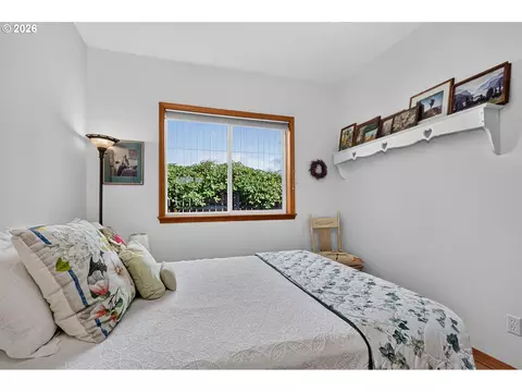 Bedroom - 1663 5th St, Hood River, OR 97031 photo 3 of 7