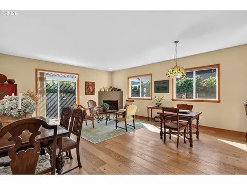 Dining - 1663 5th St, Hood River, OR 97031 photo 2 of 5