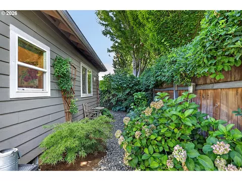 Exterior - 1663 5th St, Hood River, OR 97031 photo 7 of 10