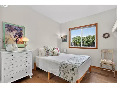 Bedroom - 1663 5th St, Hood River, OR 97031 photo 1 of 7