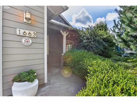 Exterior - 1663 5th St, Hood River, OR 97031 photo 3 of 10