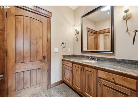Bath - 90747 Diamond Ridge Loop, Eugene, OR 97408 photo 5 of 6