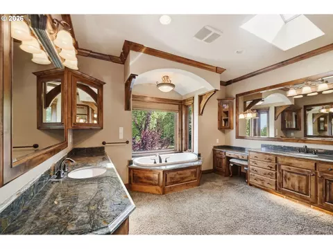 Bath - 90747 Diamond Ridge Loop, Eugene, OR 97408 photo 1 of 6