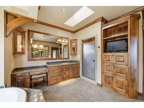 Bath - 90747 Diamond Ridge Loop, Eugene, OR 97408 photo 3 of 6