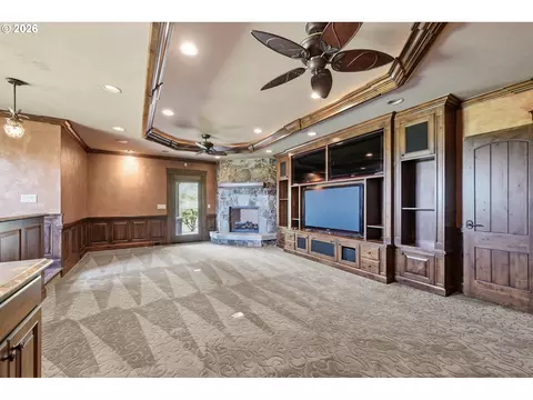 Living - 90747 Diamond Ridge Loop, Eugene, OR 97408 photo 7 of 9