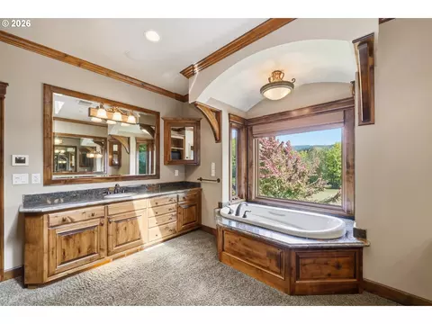 Bath - 90747 Diamond Ridge Loop, Eugene, OR 97408 photo 2 of 6