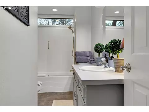 Bath - 34846 Matthews Rd, Eugene, OR 97405 photo 2 of 4