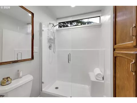 Bath - 34846 Matthews Rd, Eugene, OR 97405 photo 4 of 4