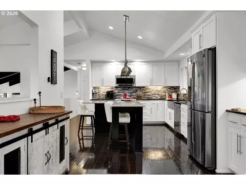 Kitchen - 34846 Matthews Rd, Eugene, OR 97405 photo 3 of 4