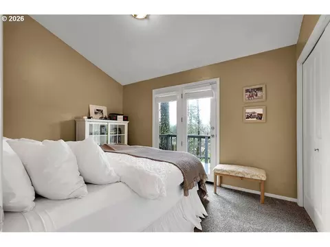 Bedroom - 34846 Matthews Rd, Eugene, OR 97405 photo 2 of 4