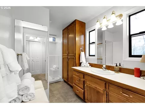 Bath - 34846 Matthews Rd, Eugene, OR 97405 photo 3 of 4