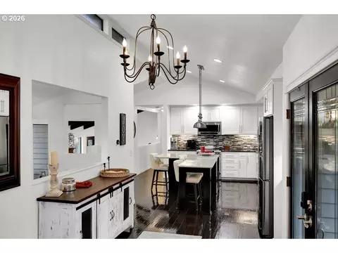 Entry Way - 34846 Matthews Rd, Eugene, OR 97405 photo 3 of 4