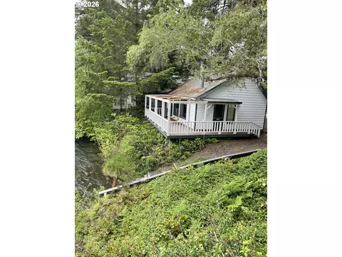54460 Mckenzie River Dr, Blue River, OR 97413