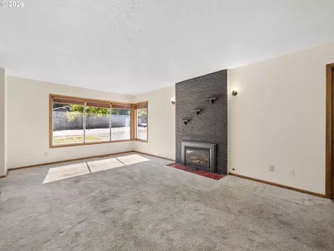 Living - 3673 Mapleton Dr, West Linn, OR 97068 photo 2 of 4