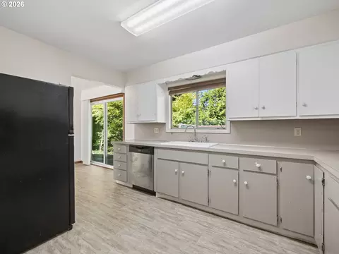 Kitchen - 3673 Mapleton Dr, West Linn, OR 97068 photo 2 of 2