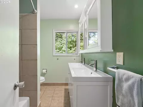 Bath - 3673 Mapleton Dr, West Linn, OR 97068 photo 1 of 1